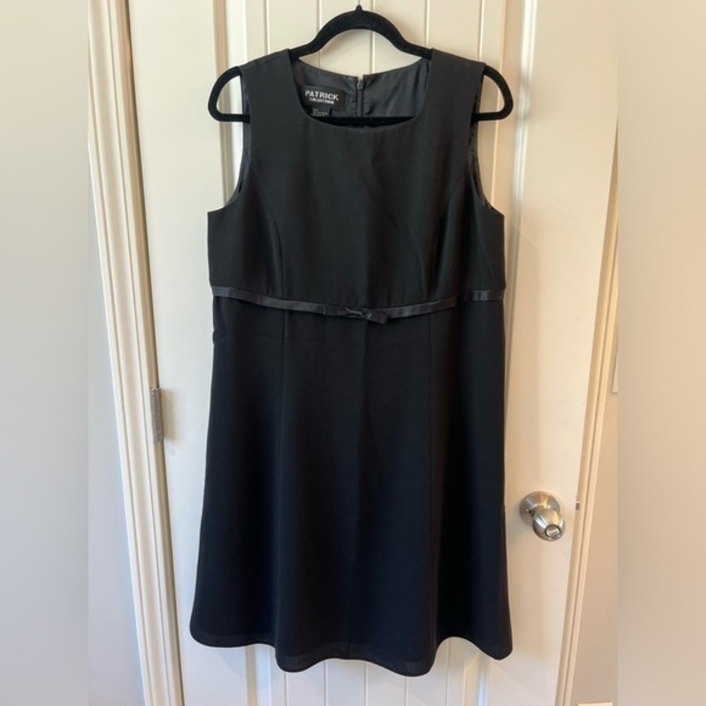 Patrick Collection Sleeveless Black dress with Satin Bow detail at waist size 10 - Picture 2 of 5